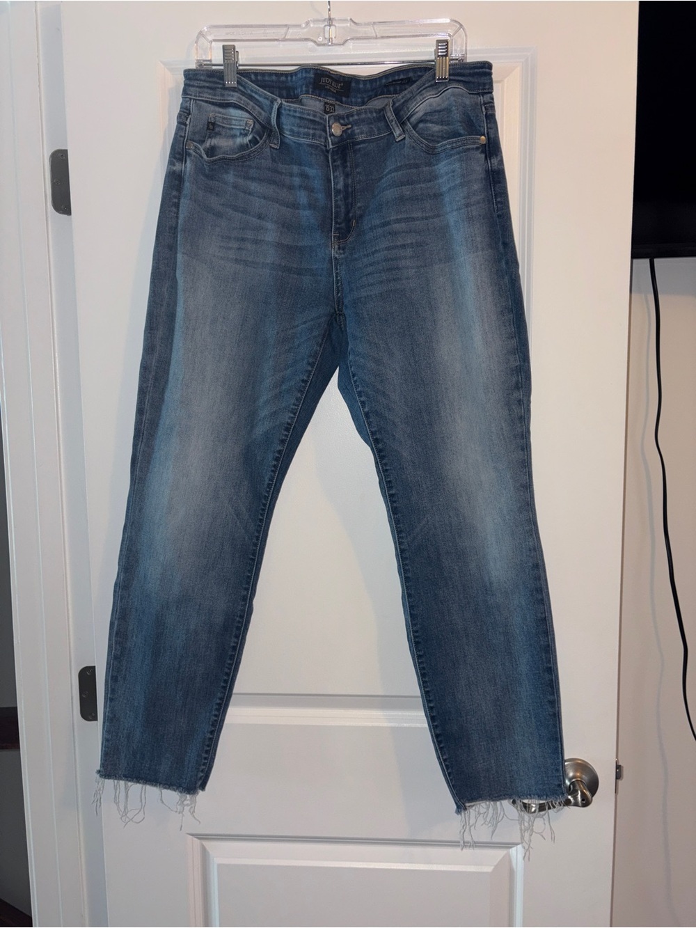 Judy Blue | Medium Wash Ankle Distressed Cropped Jeans - Picture 2 of 4